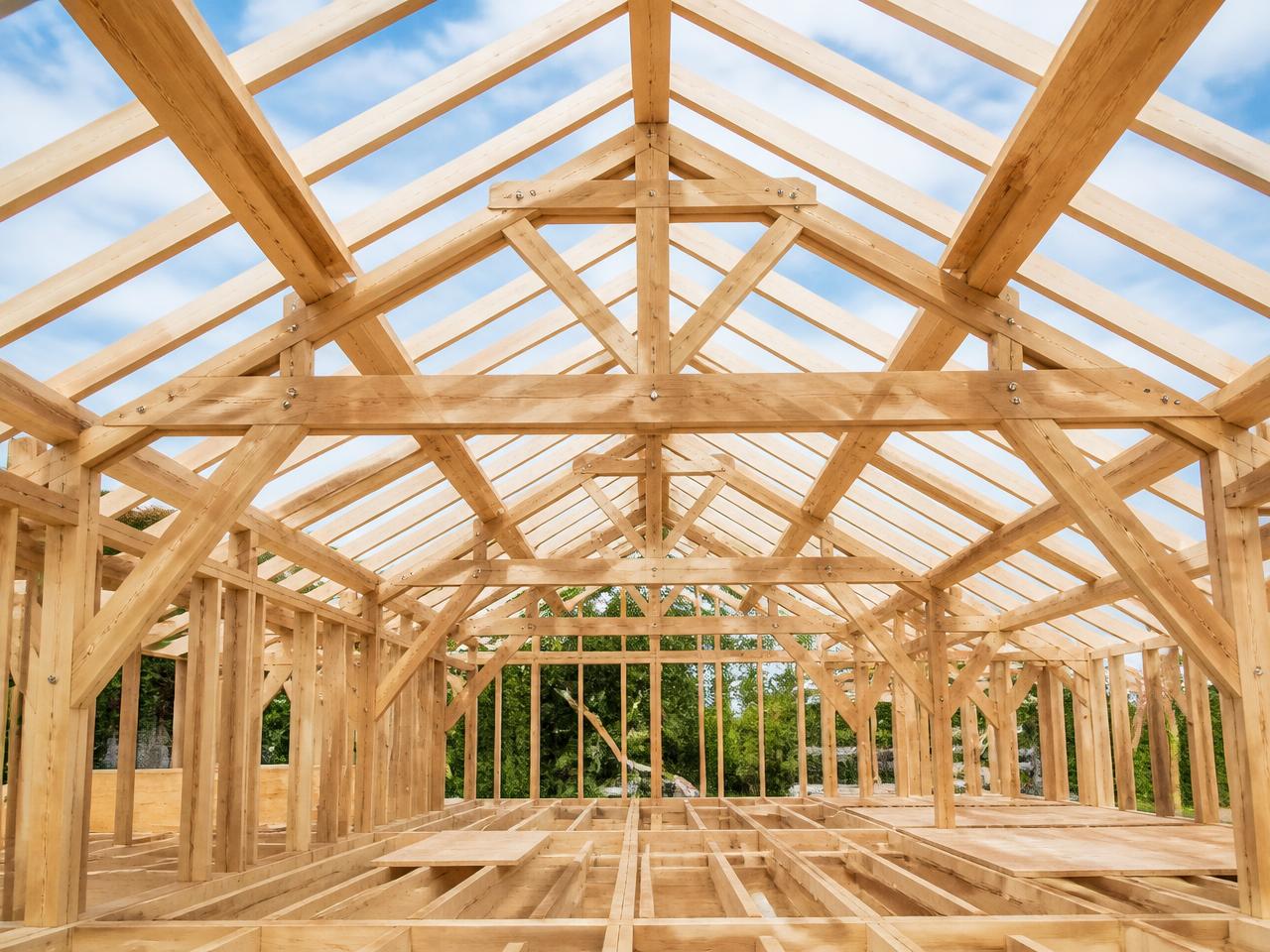 Structure de charpente en bois, photographie d’illustration